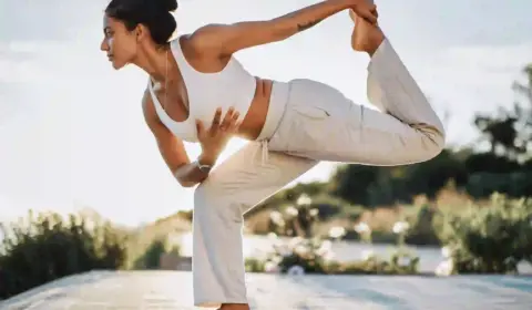 Frau macht Yoga Übung für Anfänger