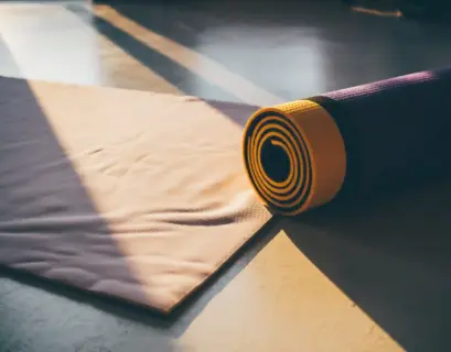 yogamatte und Fitnessmatte liegen auf dem Boden