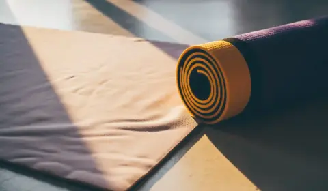 yogamatte und Fitnessmatte liegen auf dem Boden