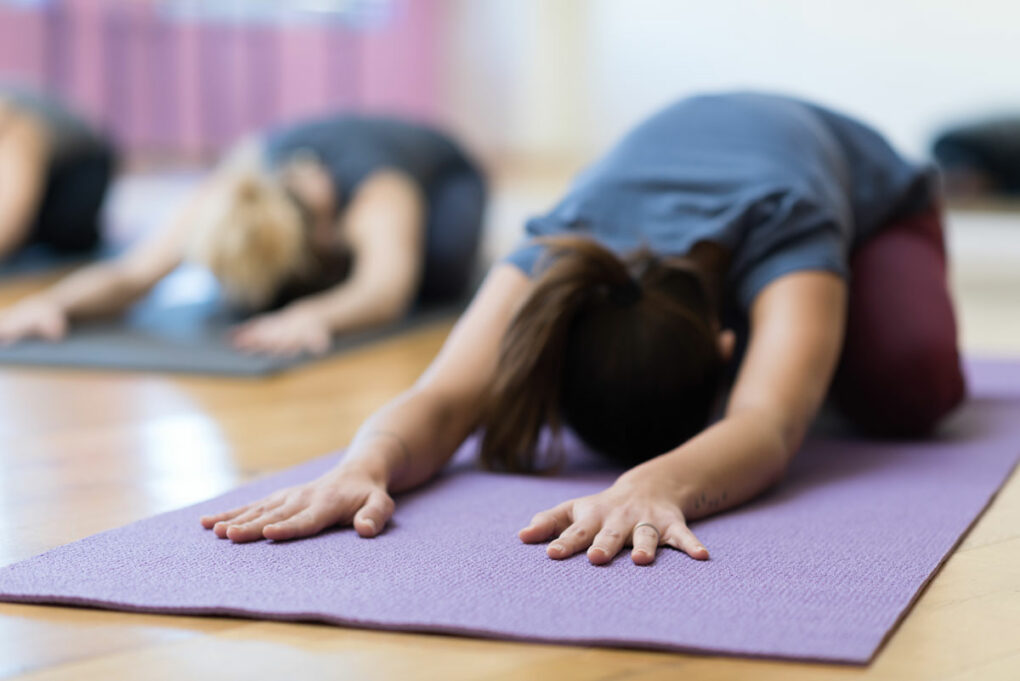 Frauen beim gemeinsamen Yoga-Training