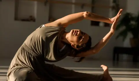 Frau macht Yoga für den Rücken