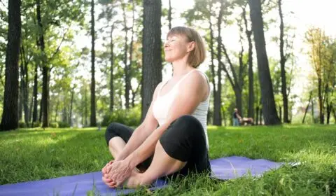 Frau macht Yoga im Wald
