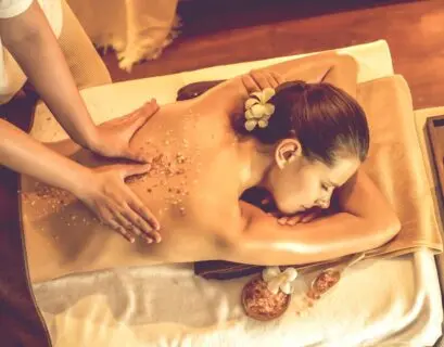 Frau bekommt ayurvedische Massage