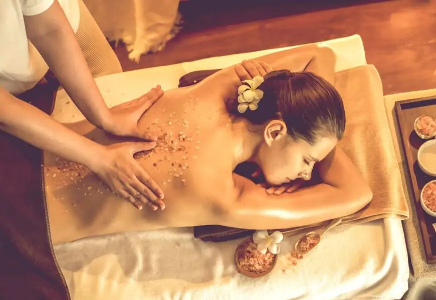 Frau bekommt ayurvedische Massage