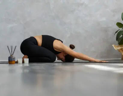 Frau macht die Yogaübung Childspose