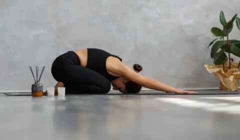 Frau macht die Yogaübung Childspose