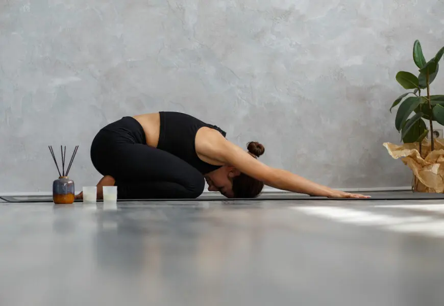 Frau macht die Yogaübung Childspose