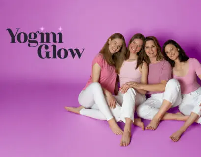 Vier Frauen von Yogini Glow sitzen auf dem Boden