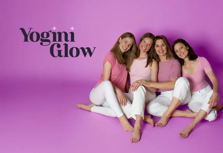 Vier Frauen von Yogini Glow sitzen auf dem Boden