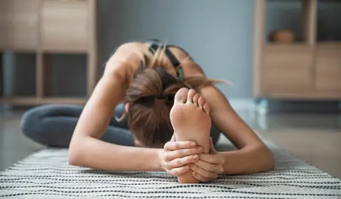 Frau macht Yoga gegen das Weinen