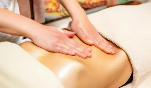 Ayurveda Anwendung am Bauch einer Frau