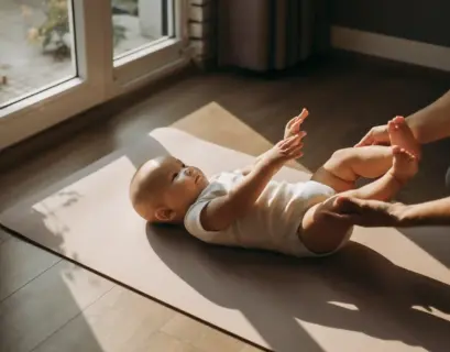 Baby macht Baby-Yoga mit der Mama