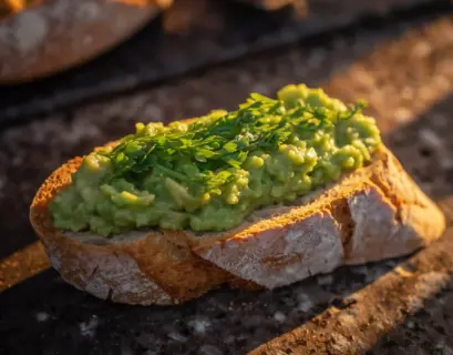 Brot mit Avocado und Kräutern