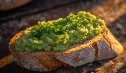 Brot mit Avocado und Kräutern