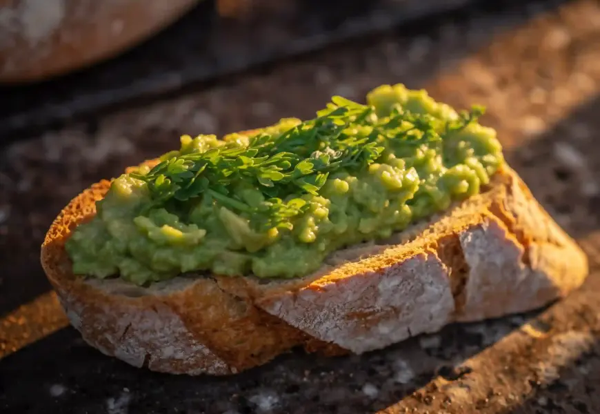 Brot mit Avocado und Kräutern