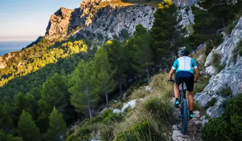 Fahrradfahrer in den Bergen von Mallorca