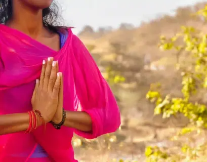 Frau aus einem Yoga Ashram