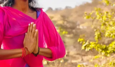 Frau aus einem Yoga Ashram