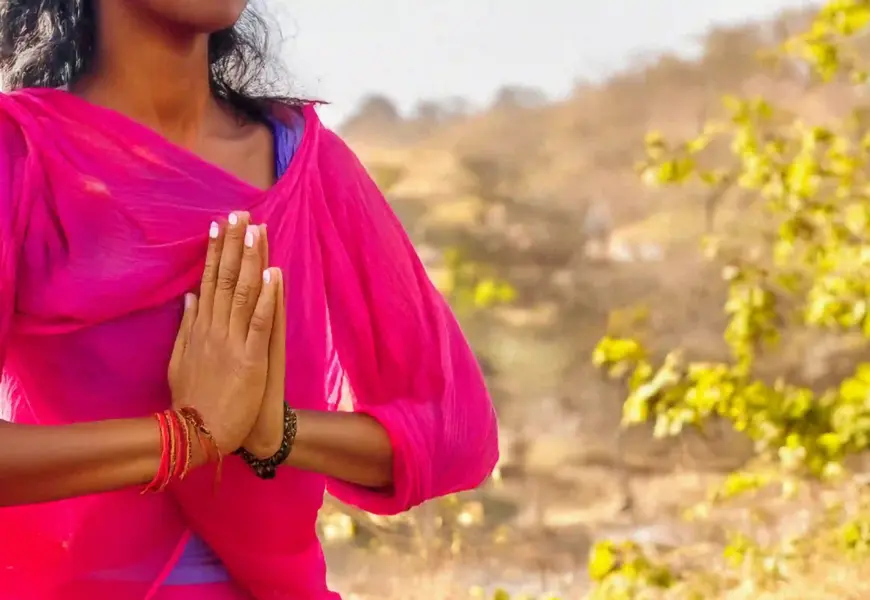 Frau aus einem Yoga Ashram