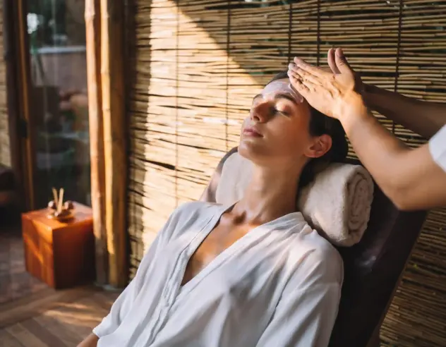 Frau bekommt eine ayurvedische Anwendung im Yoga Ashram in Bad Meinberg