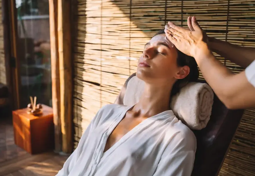 Frau bekommt eine ayurvedische Anwendung im Yoga Ashram in Bad Meinberg