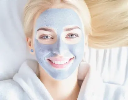 Frau hat eine Gesichtsmaske