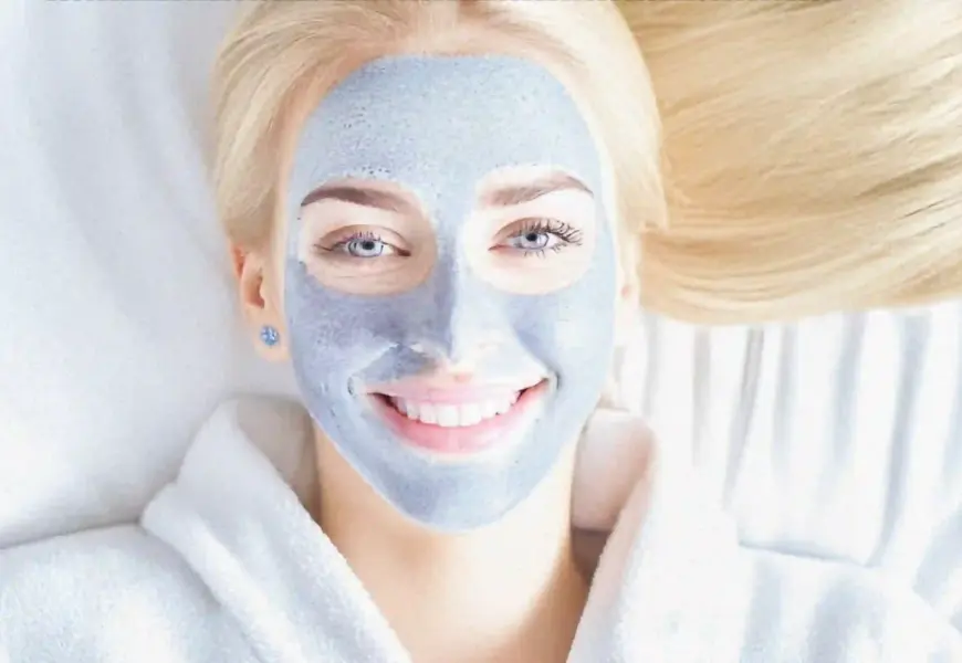 Frau hat eine Gesichtsmaske