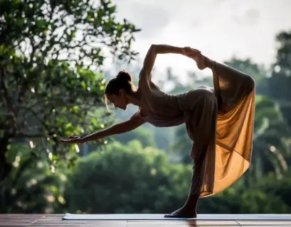 Frau macht Yoga nach den 8 Stufen des Yogas nach Patanjali