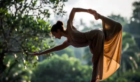 Frau macht Yoga nach den 8 Stufen des Yogas nach Patanjali