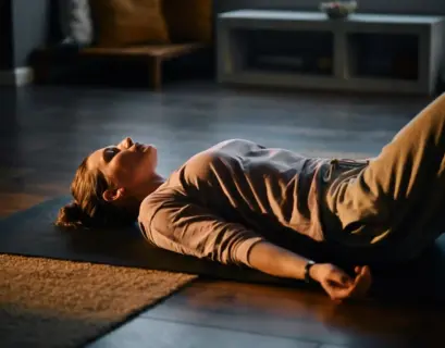 Frau macht Tiefenentspannung nach Jacobson