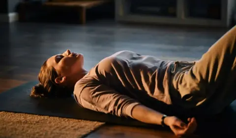 Frau macht Tiefenentspannung nach Jacobson