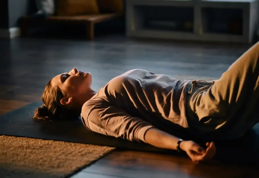 Frau macht Tiefenentspannung nach Jacobson