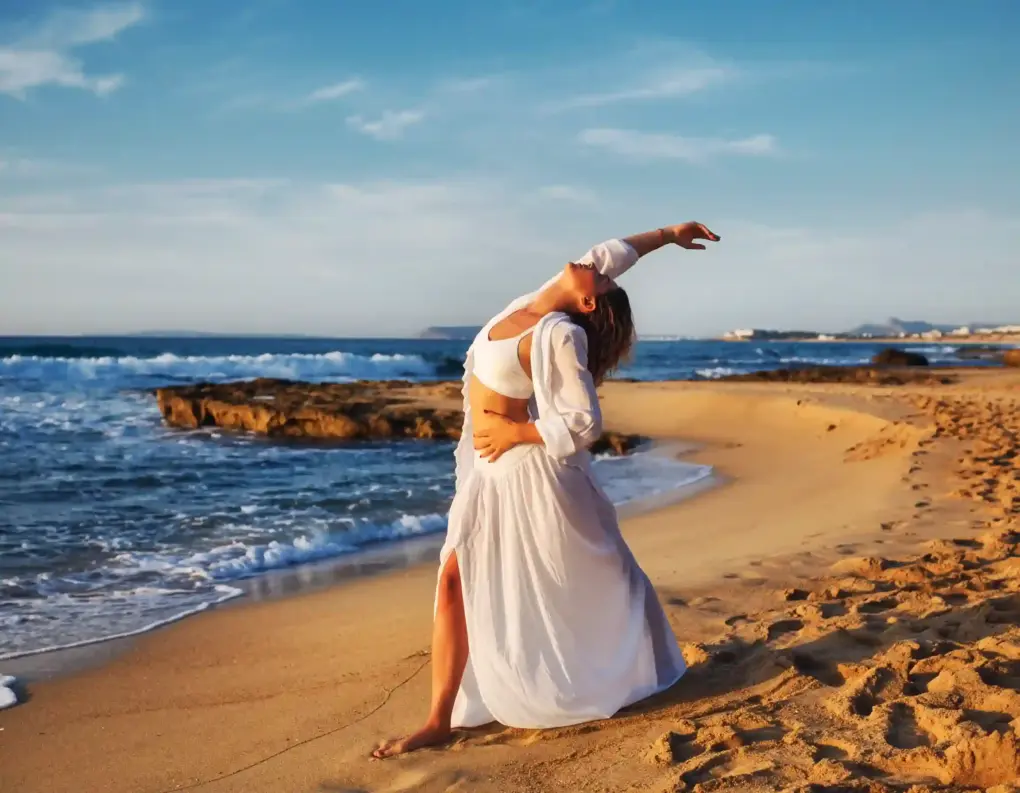 Frau macht Yoga am Strand von Mallorca