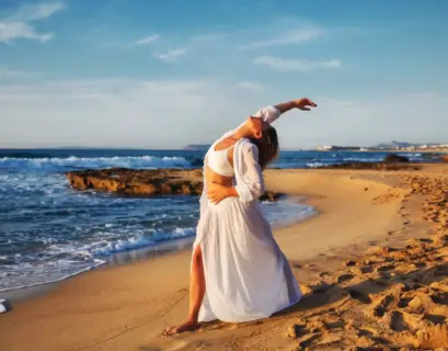 Frau macht Yoga am Strand von Mallorca