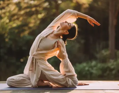 Frau macht Yoga für die Wirbelsäule