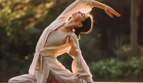 Frau macht Yoga für die Wirbelsäule