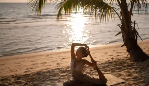 Frau macht Yoga in Ko Phangan in Thailand
