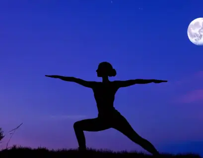 Frau macht Yoga am Vollmond