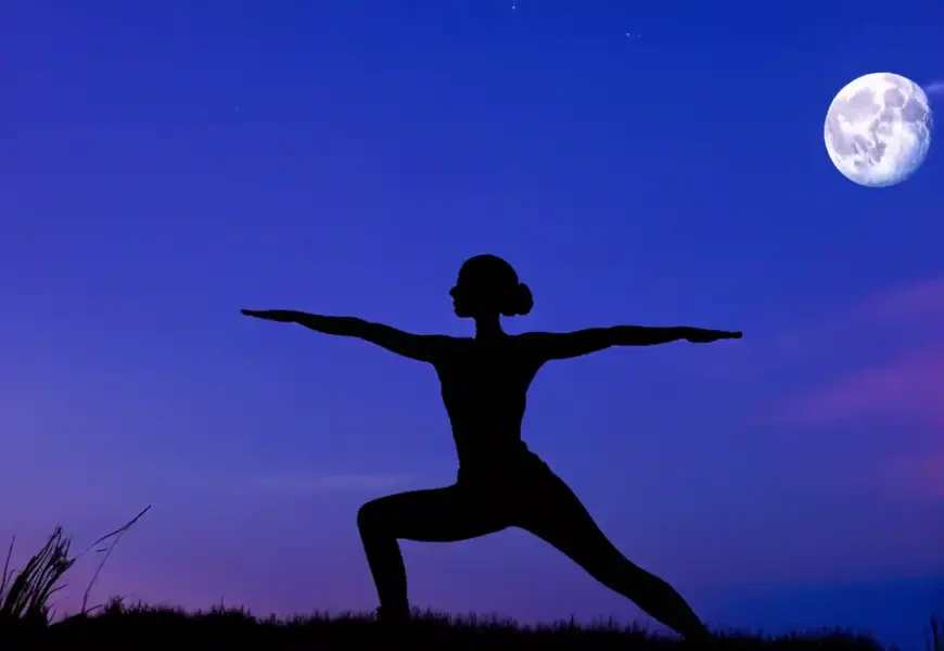 Frau macht Yoga am Vollmond