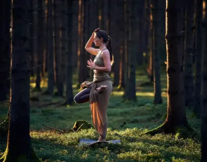 Frau macht die Yogaübung der Baum im Schwarzwald