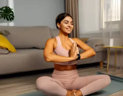 Frau macht Yogaübungen im Wohnzimmer