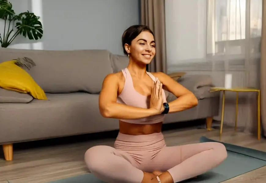 Frau macht Yogaübungen im Wohnzimmer