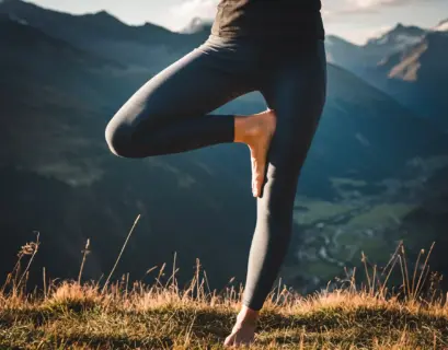 Frau macht draußen Yoga im Zillertal