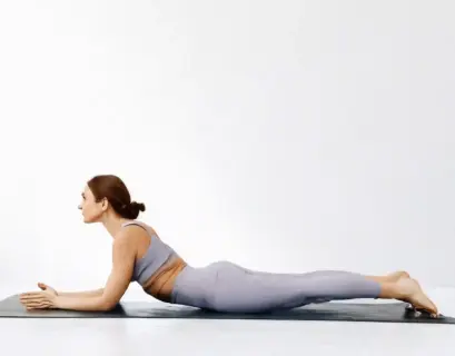 Frau macht Rückenyoga mit einer Rückbeuge