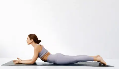 Frau macht Rückenyoga mit einer Rückbeuge