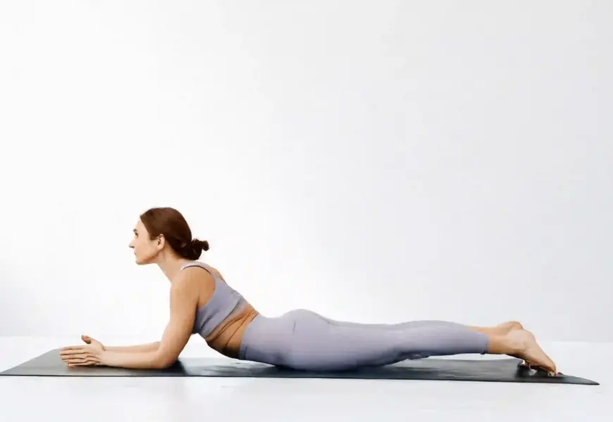 Frau macht Rückenyoga mit einer Rückbeuge