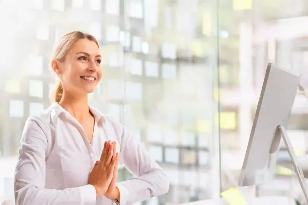 Frau macht Yoga am Arbeitsplatz