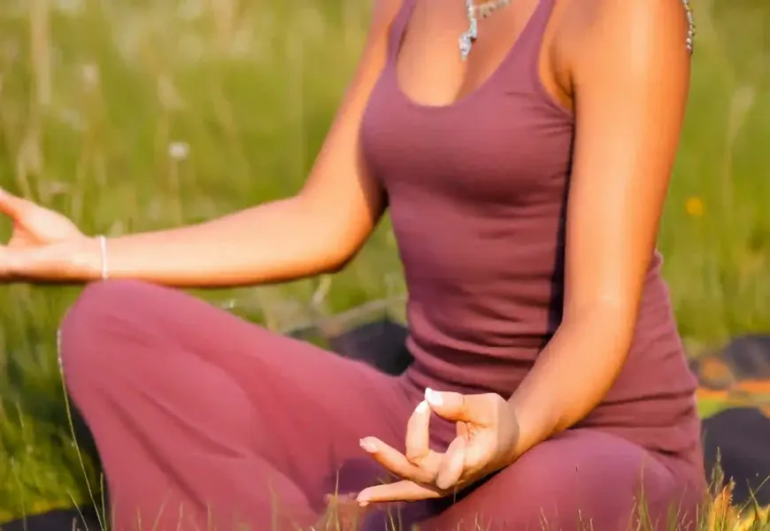 Frau meditiert und macht eine Chakra Meditation