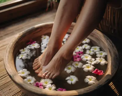 Frau nimmt ein Fußbad