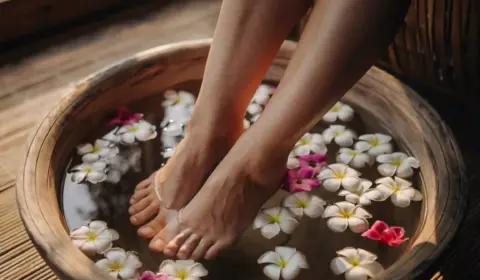 Frau nimmt ein Fußbad